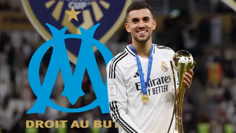Dani Ceballos posa junto al escudo del Olympique de Marsella con la camiseta del Real Madrid