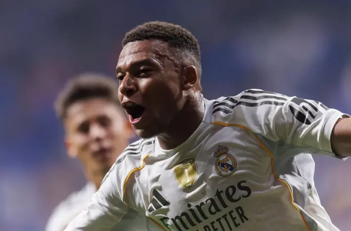 Kylian Mbappé celebra un gol con el Real Madrid en el Carlos Tartiere