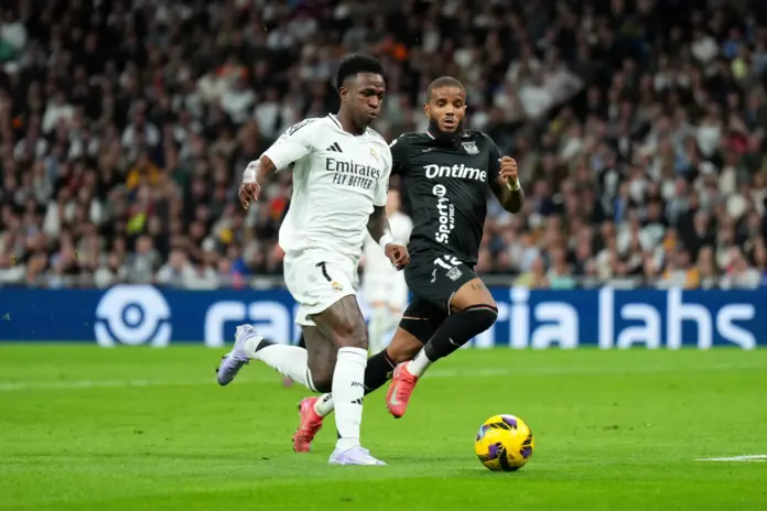 Vinicius corre con la pelota durante el último partido entre Real Madrid y Leganés