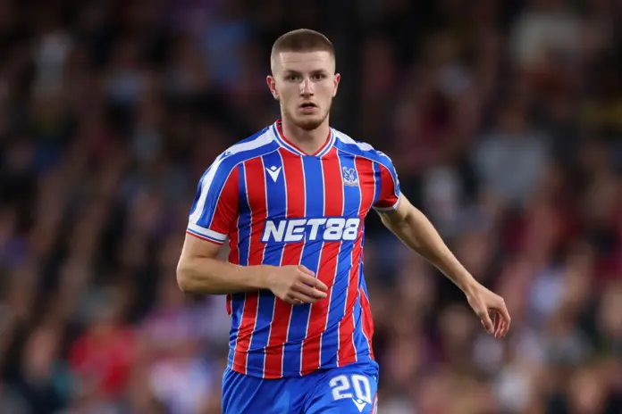 Adam Wharton, jugador del Crystal Palace, durante un partido de la UEFA Conference League