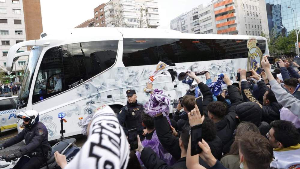 El autobús del Real Madrid ha contado con gran acogida en los aledaños del Santiago Bernabéu. El autobús del Real Madrid ha contado con gran acogida en los aledaños del Santiago Bernabéu.