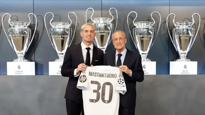 Mastantuono posa con Florentino Pérez y la camiseta del Real Madrid.