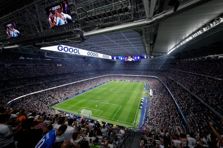 Vista panorámica del Santiago Bernabéu iluminado por las luces.