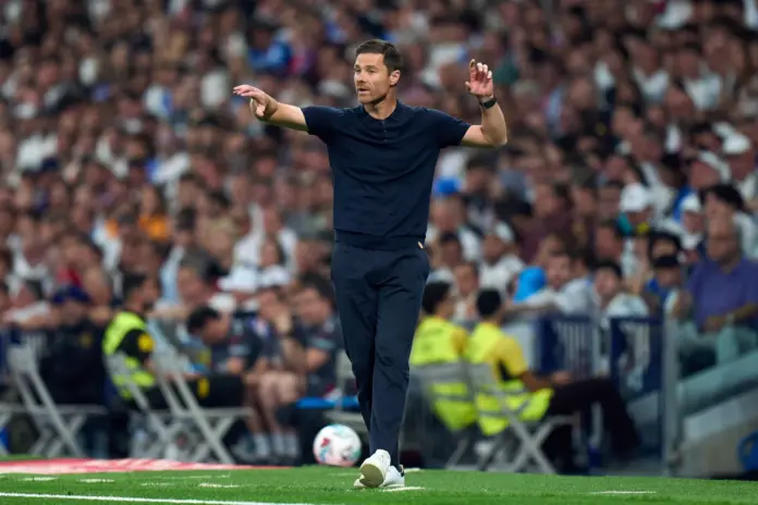 Xabi Alonso se llevó un cálido recibimiento del Bernabéu.