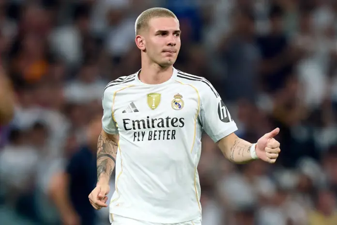 Franco Mastantuono levanta el pulgar durante su debut con el Real Madrid.