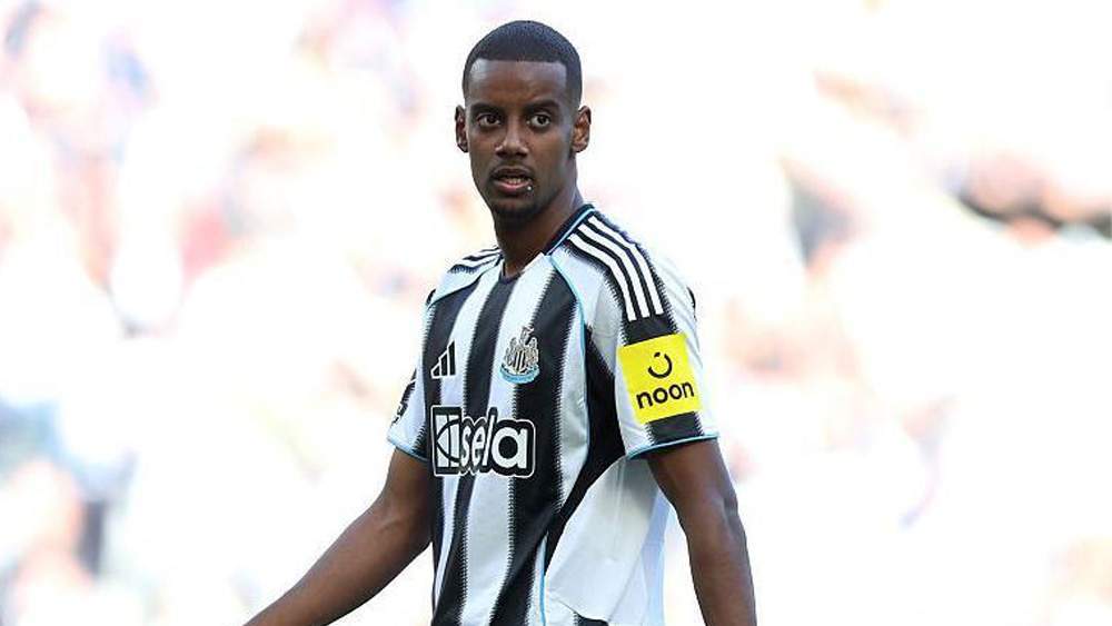 Isak jugando con el Newcastle Isak jugando con el Newcastle