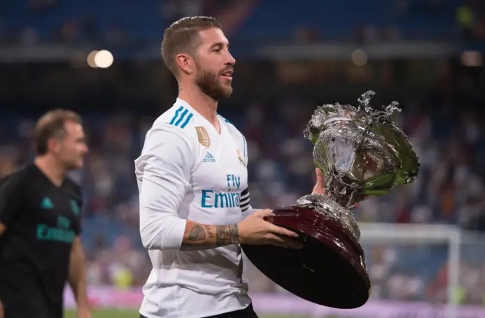 Sergio Ramos, junto al Trofeo Santiago Bernabéu.