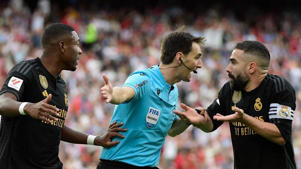 De Burgos Bengoetxea arbitrando al Real Madrid De Burgos Bengoetxea arbitrando al Real Madrid