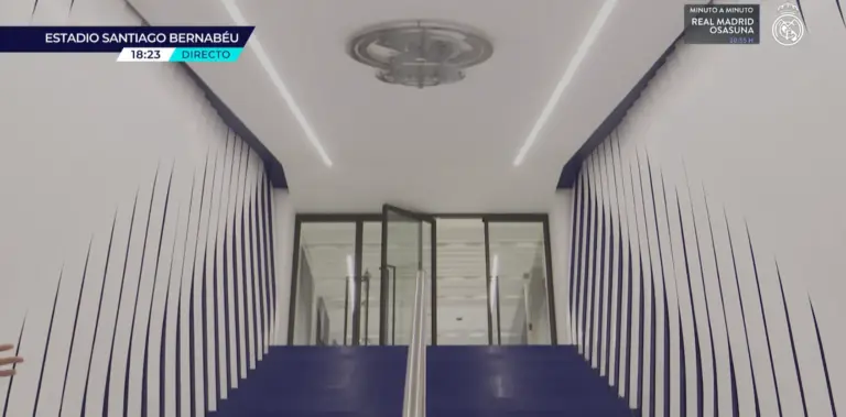 Interior del nuevo túnel de vestuarios del Santiago Bernabéu.
