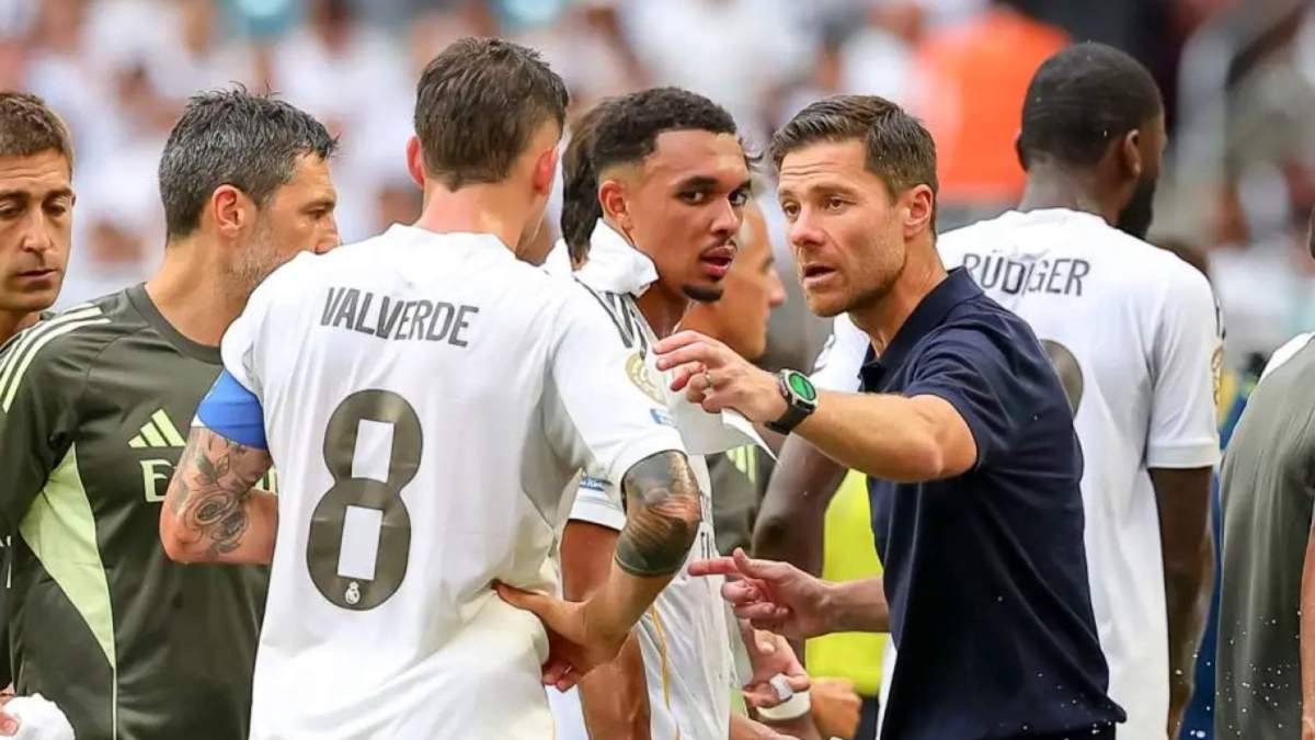 Xabi Alonso, dando instrucciones a Fede Valverde durante una pausa de hidratación en un partido del Mundial de Clubes.