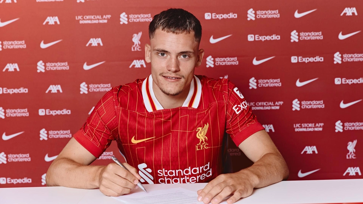 Florian Wirtz firmando su contrato con el Liverpool Florian Wirtz firmando su contrato con el Liverpool