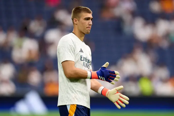 Fran González calienta antes de un partido del Real Madrid.