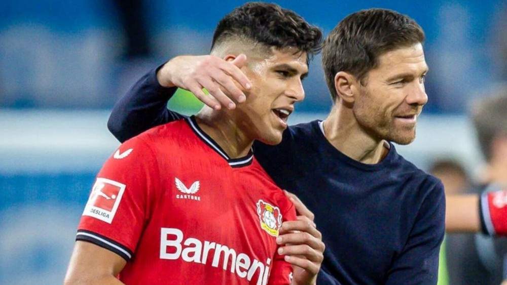 Hincapié y Xabi Alonso durante su etapa en el Leverkusen Hincapié y Xabi Alonso durante su etapa en el Leverkusen