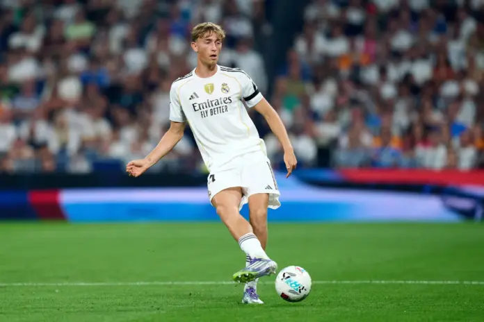 Huijsen da un pase durante el Real Madrid - Osasuna.