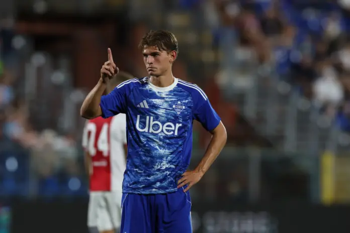 Nico Paz señala con el dedo con la camiseta del Como.