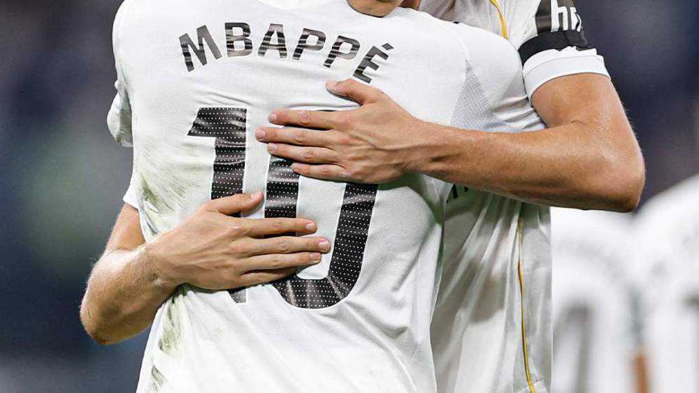 mbappe huijsen abrazo realmadrid