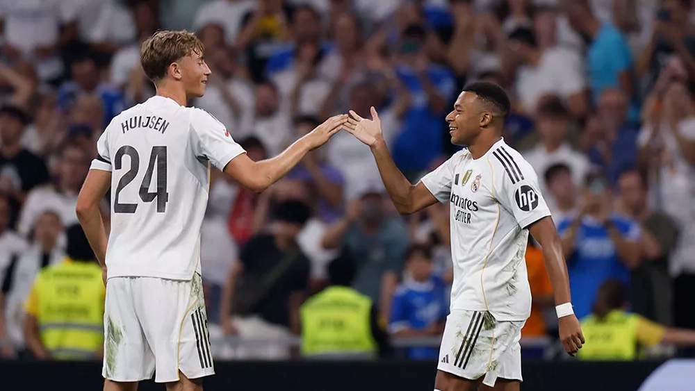 Mbappé celebrando su gol con Huijsen