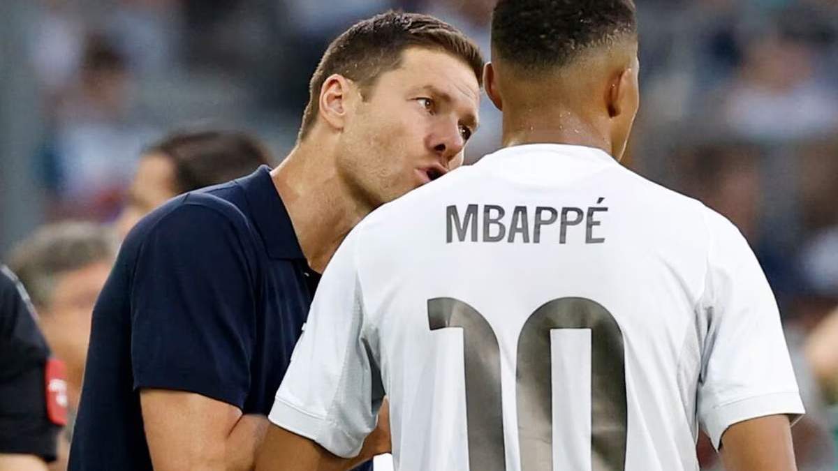 Xabi Alonso y Kylian Mbappé Xabi Alonso y Kylian Mbappé