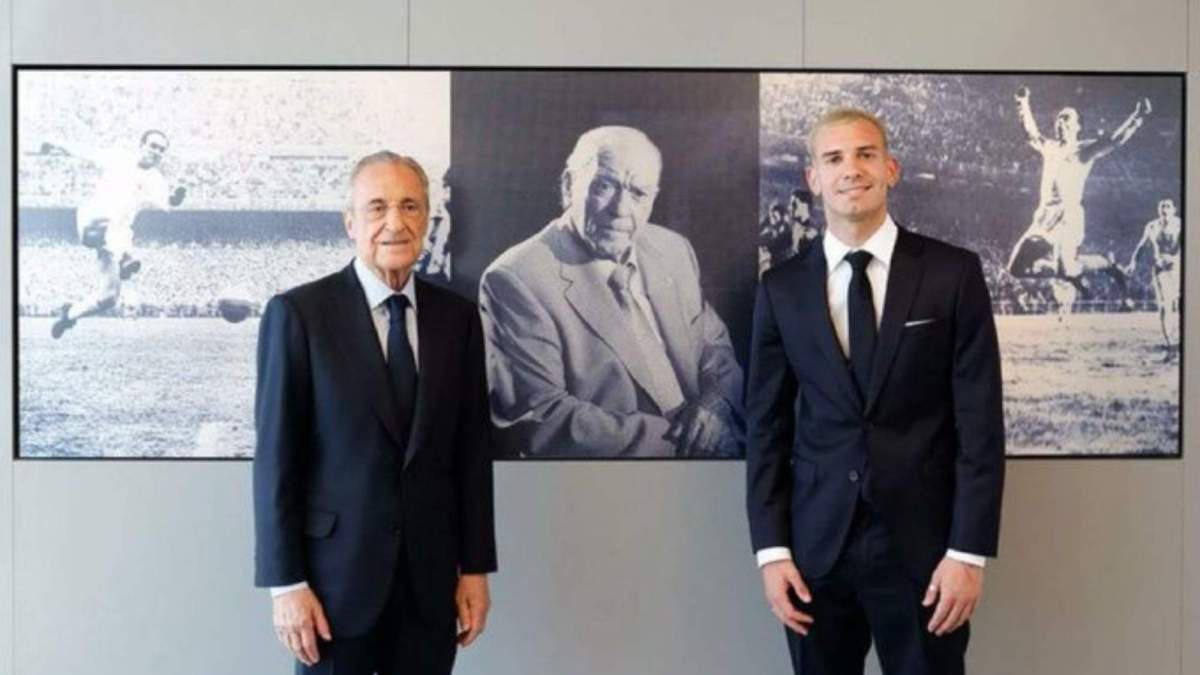 Florentino y Mastantuono posando junto a un cuadro de Di Stéfano