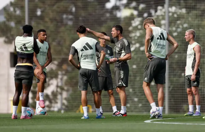 Xabi Alonso da órdenes a los jugadores durante el entrenamiento del Real Madrid.