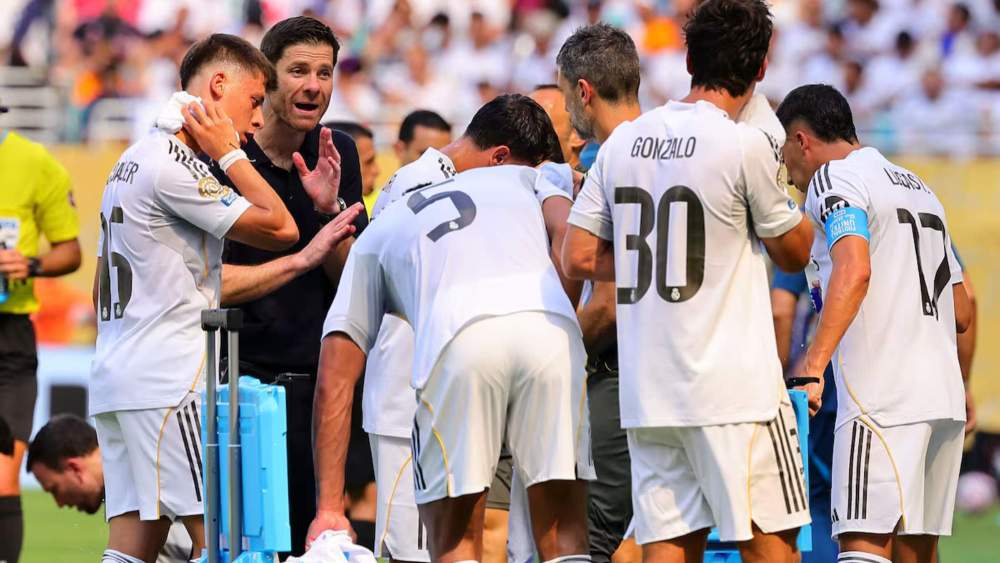 Xabi Alonso, dando órdenes a varios de sus jugadores durante un encuentro del Real Madrid en el Mundial de Clubes.