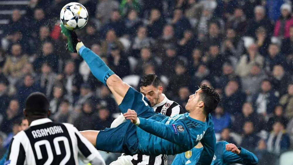 Cristiano Ronaldo marca con el Real Madrid, de chilena, un tanto a la Juventus en un partido de la Liga de Campeones.