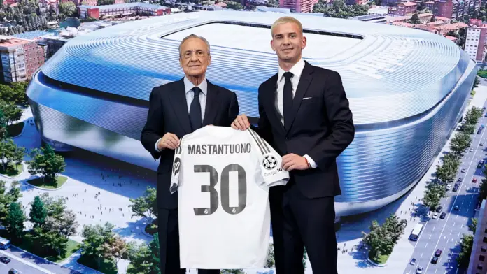 Mastantuono, junto a Florentino Pérez, con la camiseta 30 del Real Madrid.