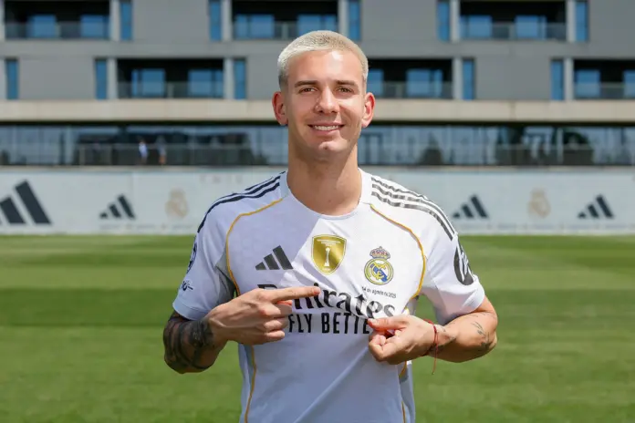 Mastantuono posa con el escudo del Real Madrid en su presentación.