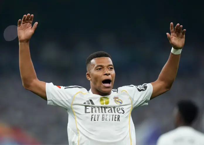 Mbappé celebra su gol levantando los brazos.