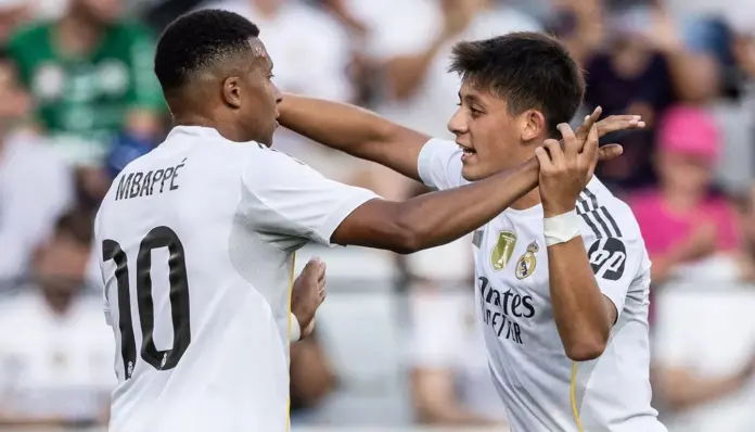Mbappé y Güler celebran uno de los goles del Real Madrid al WSG Tirol.