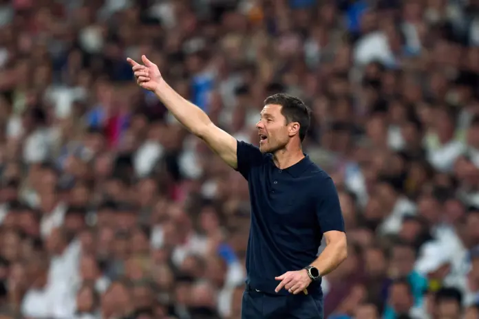 Xabi Alonso da órdenes a los jugadores del Real Madrid