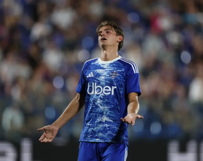 Nico Paz se lamenta con el Como, club con el que comparte sus derechos el Real Madrid.