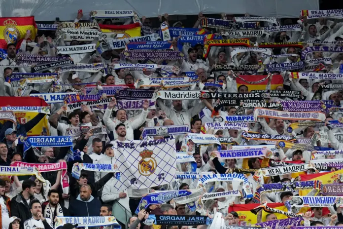 Afición del Real Madrid en el Santiago Bernabéu durante un partido