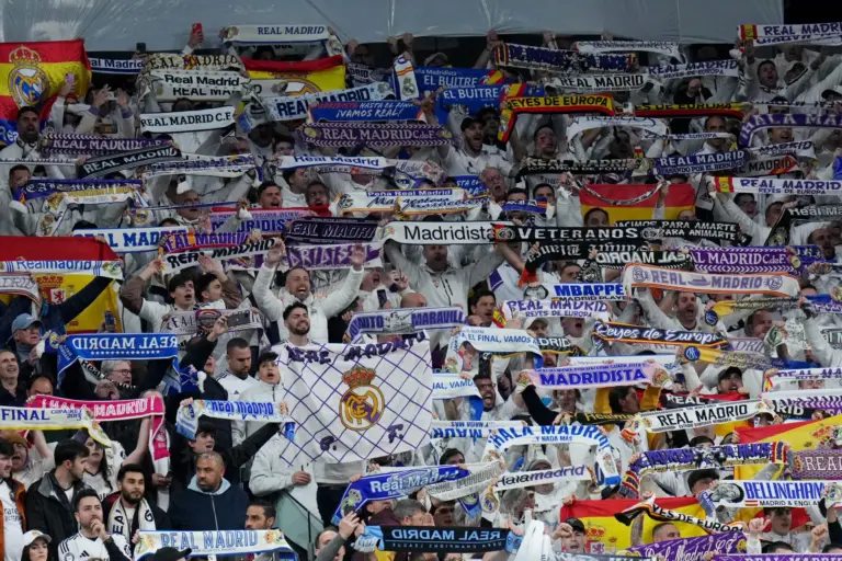 Afición del Real Madrid en el Santiago Bernabéu durante un partido