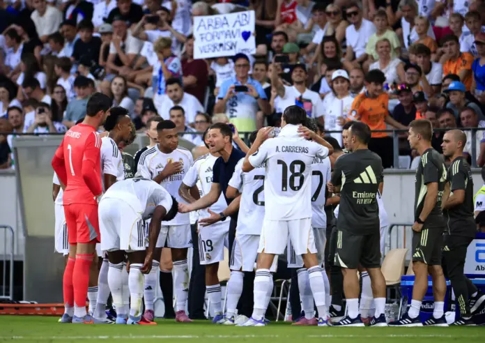 Xabi Alonso da órdenes a los jugadores del Real Madrid durante la pretemporada antes de LaLiga.