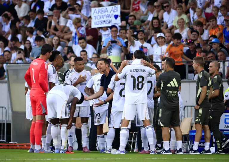 Xabi Alonso da órdenes a los jugadores del Real Madrid durante la pretemporada antes de LaLiga.