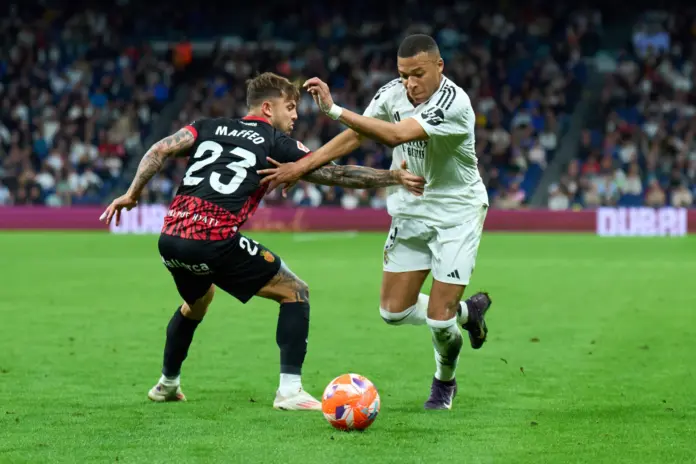 Mbappé y Maffeo, durante el último Real Madrid - RCD Mallorca en el Santiago Bernabéu