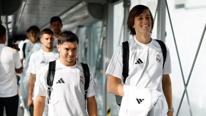 Brahim y Álvaro Carreras, antes del primer partido del Real Madrid contra el WSG Tirol.
