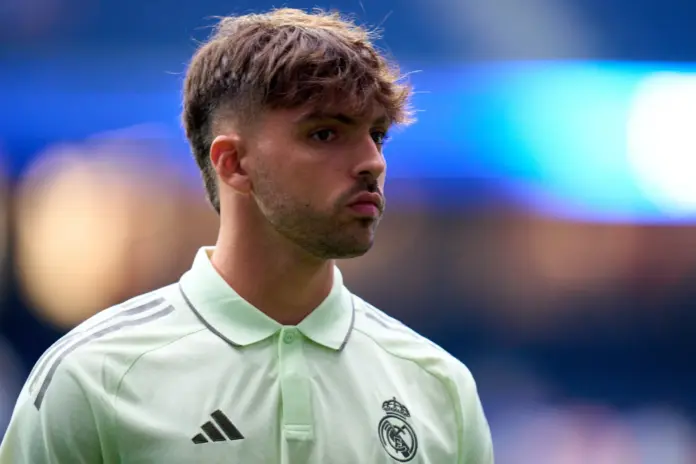 Raúl Asencio, con rostro serio antes de un partido del Real Madrid.