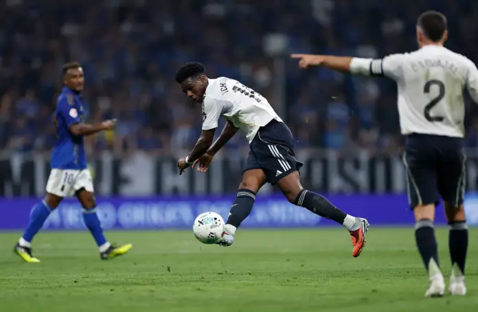 Tchouameni intercepta el balón ante el Real Oviedo.
