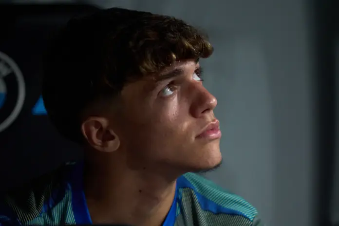 Thiago Pitarch, canterano del Real Madrid, en el banquillo del Santiago Bernabéu