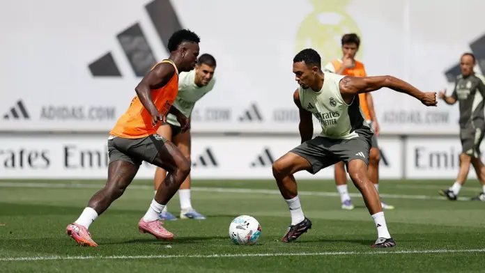 Vinicius regatea a Alexander-Arnold en un entrenamiento del Real Madrid.