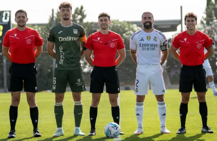 Los capitanes posan antes del partido 