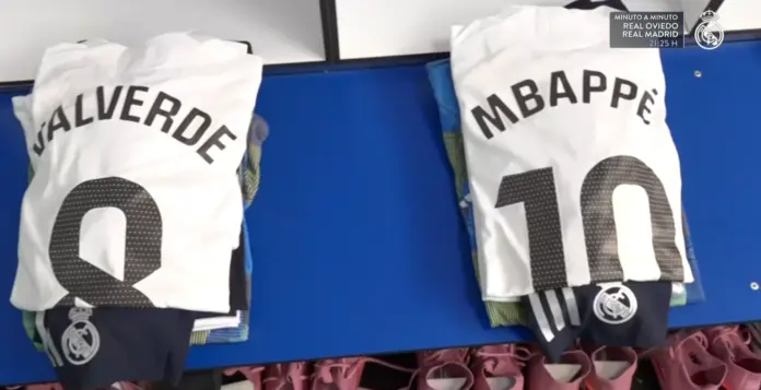 La modificada equipación del Real Madrid, en el vestuario del Carlos Tartiere, estadio del Real Oviedo