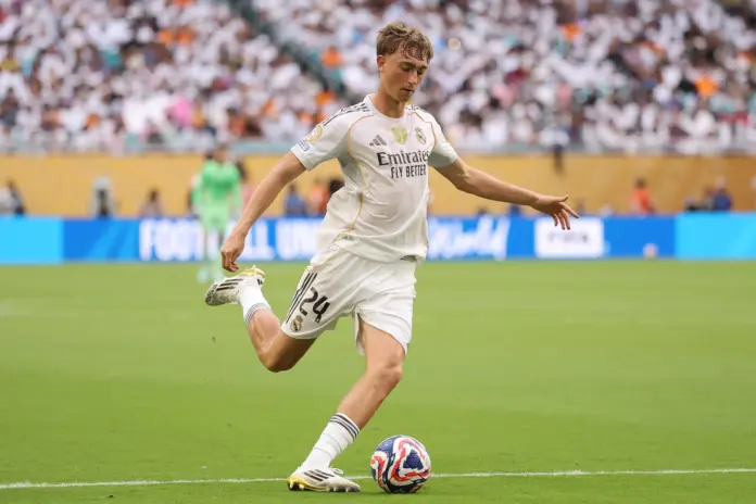 Dean Huijsen golpea el balón durante un partido del Real Madrid.