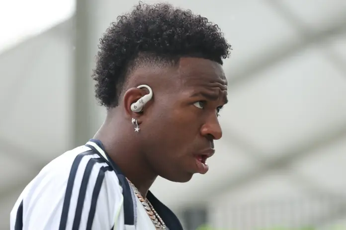 Vinicius, con rostro serio antes de un partido del Real Madrid.