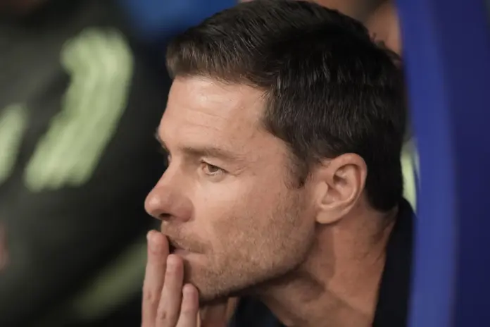 Xabi Alonso, pensativo en el banquillo del estadio Carlos Tartiere.