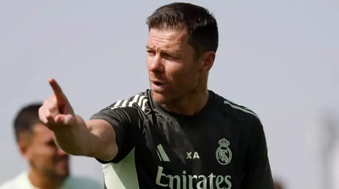 Xabi Alonso da órdenes durante un entrenamiento del Real Madrid.