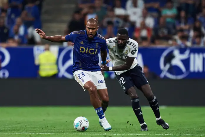 Rüdiger lucha por un balón con un jugador del Real Oviedo.