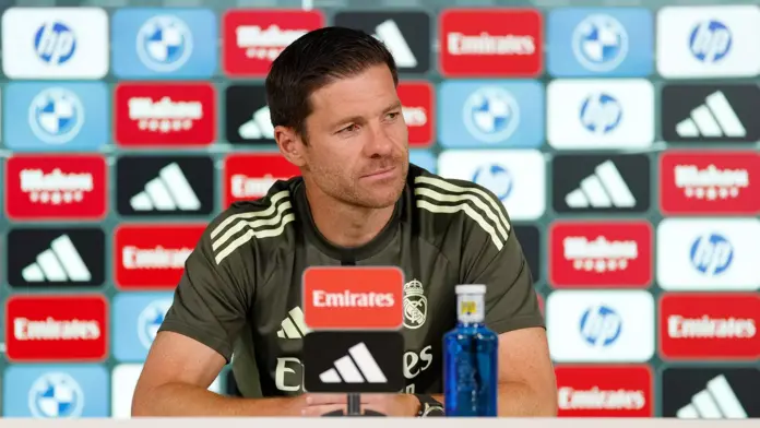 Xabi Alonso, en la rueda de prensa en la que ha confirmado la continuidad de Ceballos